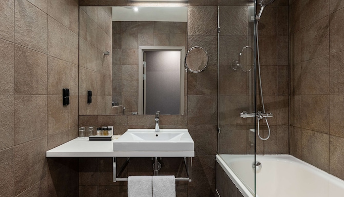 Radisson Sonya Hotel, St. Petersburg - Superior Room with city view bathroom