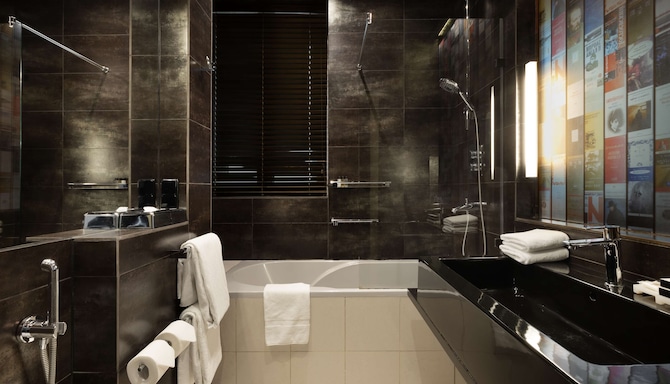 Radisson Sonya Hotel, St. Petersburg - Premium Room with city view bathroom