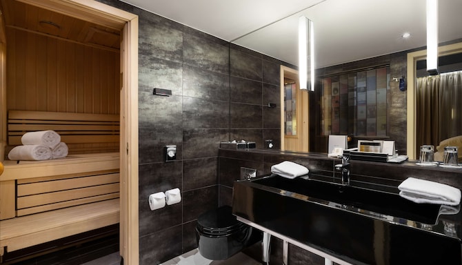 Radisson Sonya Hotel, St. Petersburg - Suite bathroom