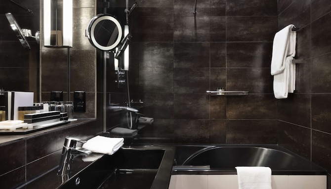 Radisson Sonya Hotel, St. Petersburg - Suite bathroom