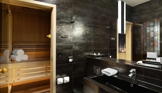 Radisson Sonya Hotel, St. Petersburg - Suite bathroom