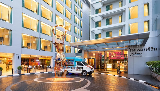 Radisson Suites Bangkok Sukhumvit - Hotel Entrance