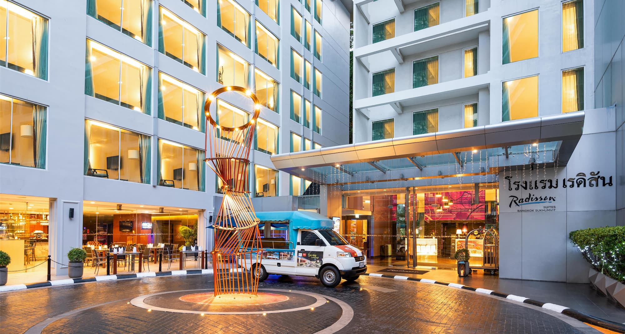 Radisson Suites Bangkok Sukhumvit - Hotel Entrance