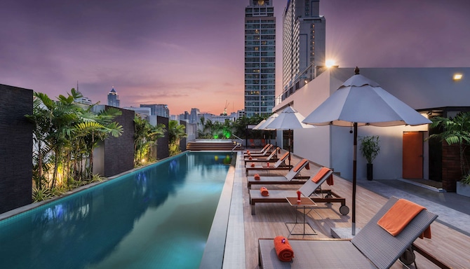Radisson Suites Bangkok Sukhumvit - Swimming Pool Blue