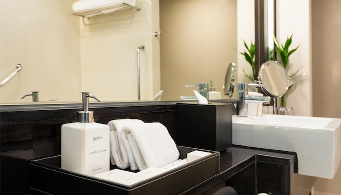 Radisson Suites Bangkok Sukhumvit - Suite