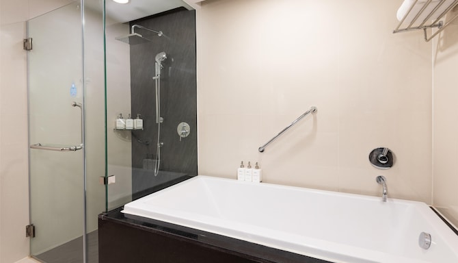Radisson Suites Bangkok Sukhumvit - Suite Bad