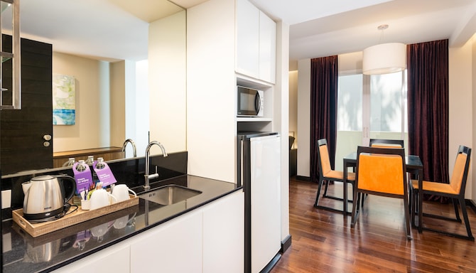 Radisson Suites Bangkok Sukhumvit - Suite Küche / Küchenzeile