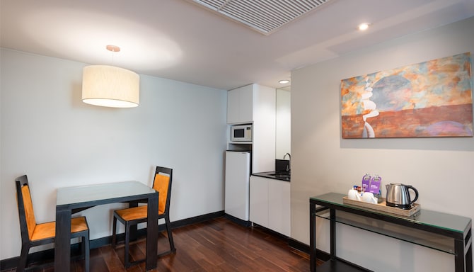 Radisson Suites Bangkok Sukhumvit - Suite Küche / Küchenzeile