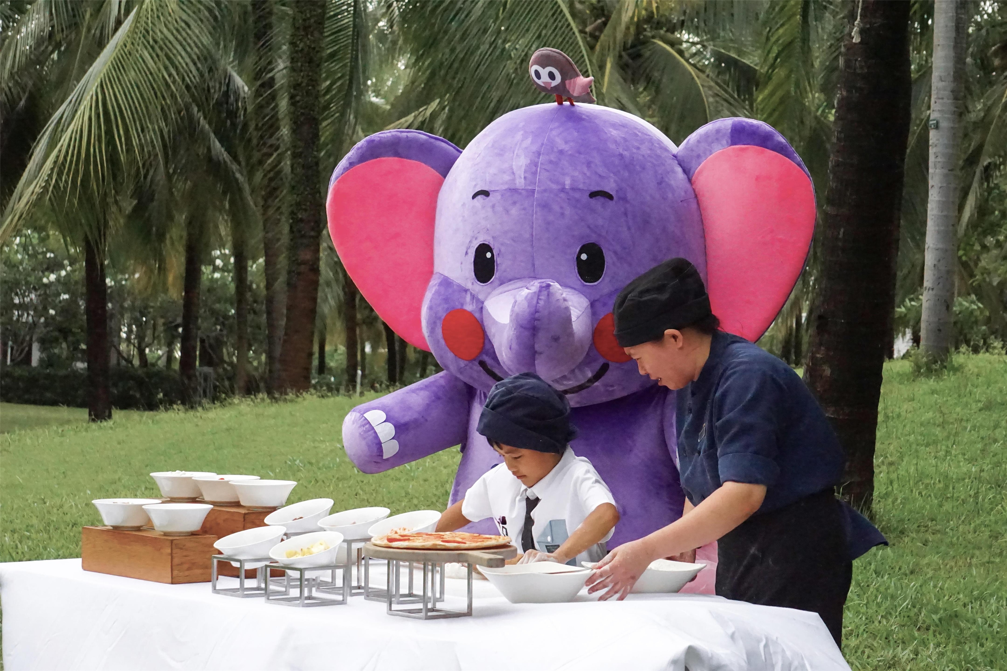 Asha joins Tom’s Baking Class with a little explorer at Radisson Blu Resort, Phu Quoc