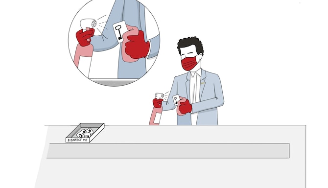 Un’illustrazione disegnata di un membro del personale dell’hotel mentre disinfetta una chiave magnetica.