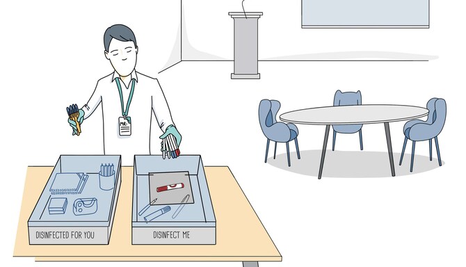 Un’illustrazione disegnata di un dipendente dell’hotel che disinfetta articoli di cancelleria utilizzati di frequente.