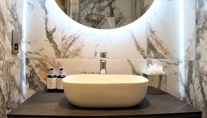 River Ness Hotel, a member of Radisson Individuals - Guest room bathroom