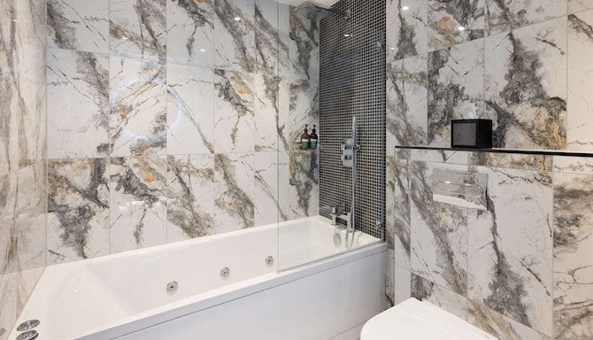 River Ness Hotel, a member of Radisson Individuals - Guest room bathroom