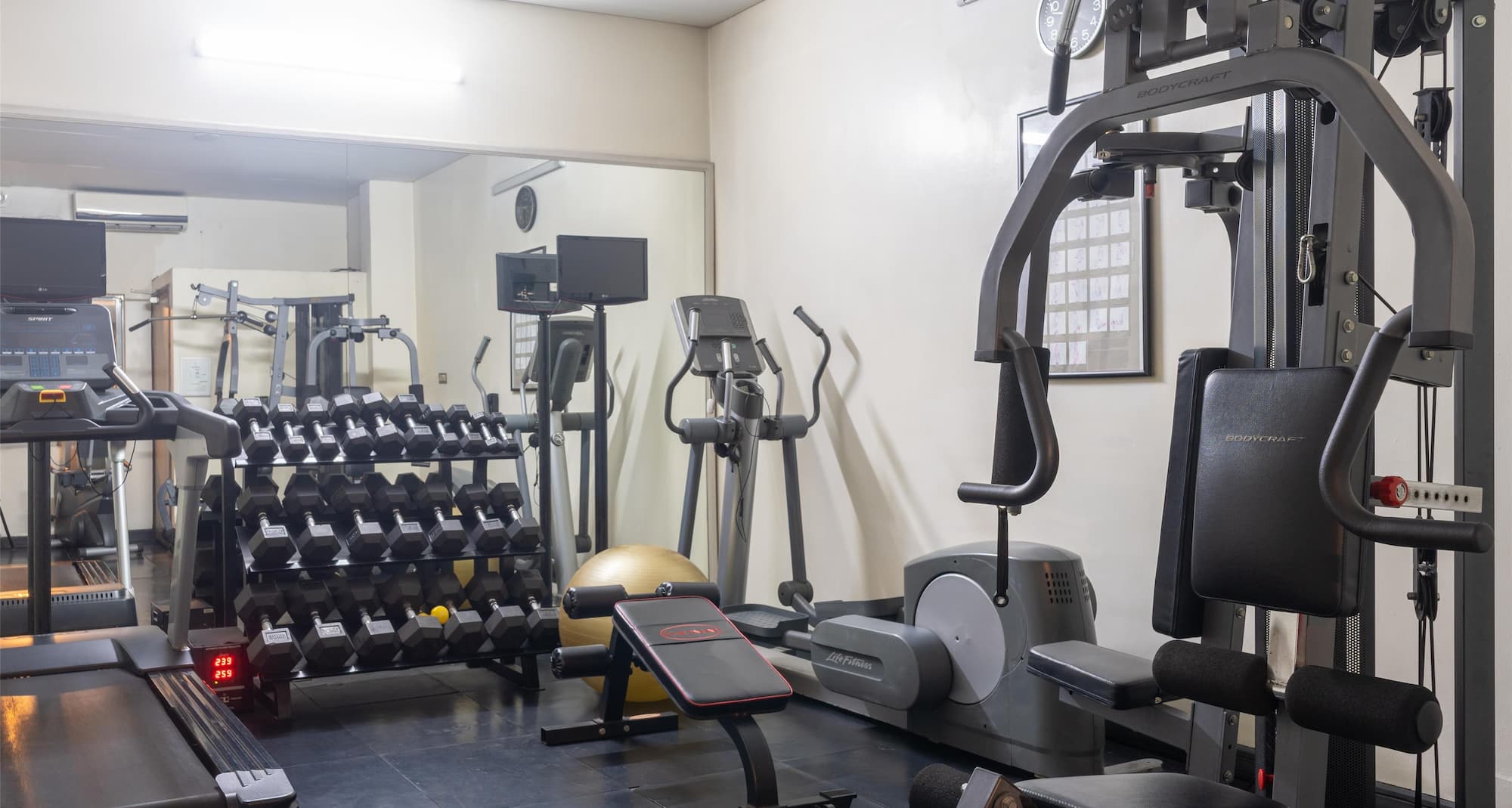 Royal Park Hotel Dhaka, a member of Radisson Individuals - Gymnasium