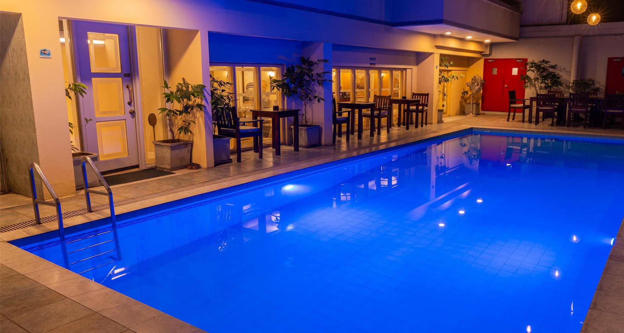 Royal Park Hotel Dhaka, a member of Radisson Individuals - Swimming Pool