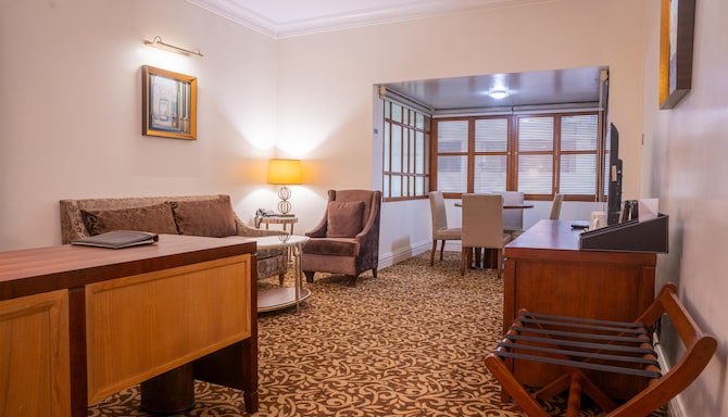 Royal Park Hotel Dhaka, a member of Radisson Individuals - Suite Living Room