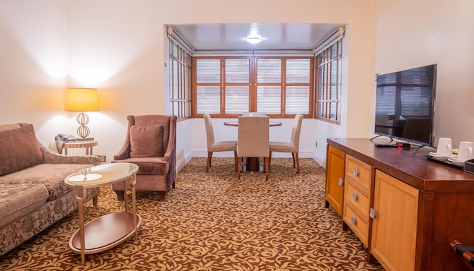 Royal Park Hotel Dhaka, a member of Radisson Individuals - Suite Living Room