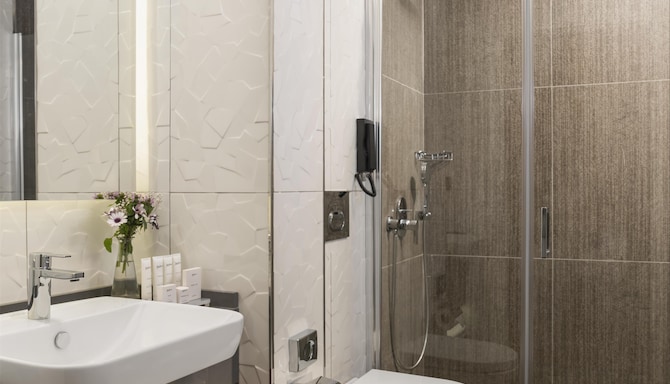 Royan Hotel Hagia Sophia Istanbul, a member of Radisson Individuals - Standard Room bathroom