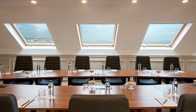 可欣赏海景的会议室