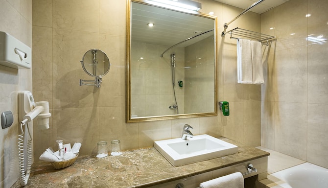 SADU Hotel Moscow, a member of Radisson individuals - Junior Suite bathroom