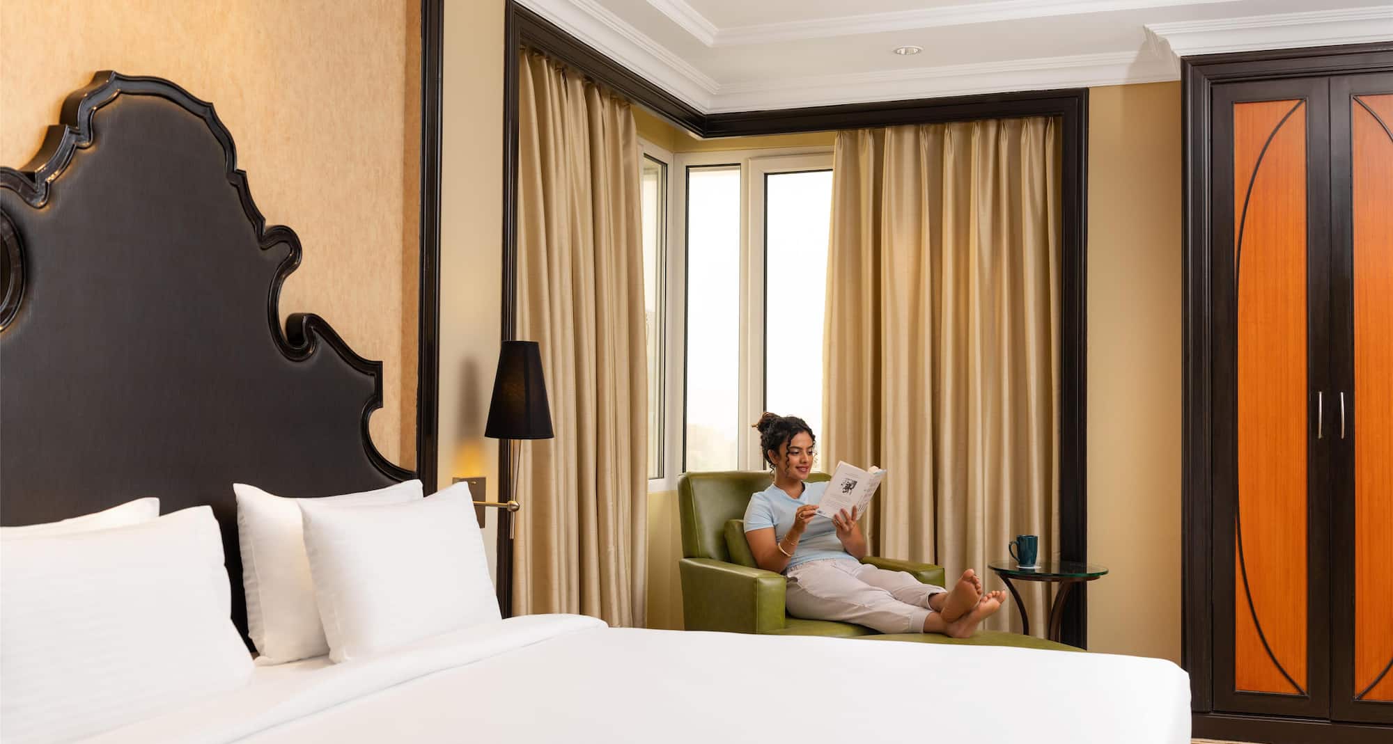 St. Marks Hotel Bengaluru, a member of Radisson Individuals - Bedroom Reading