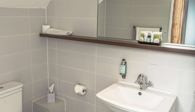 Stanhill Court Hotel, a member of Radisson Individuals - Standard Bathroom