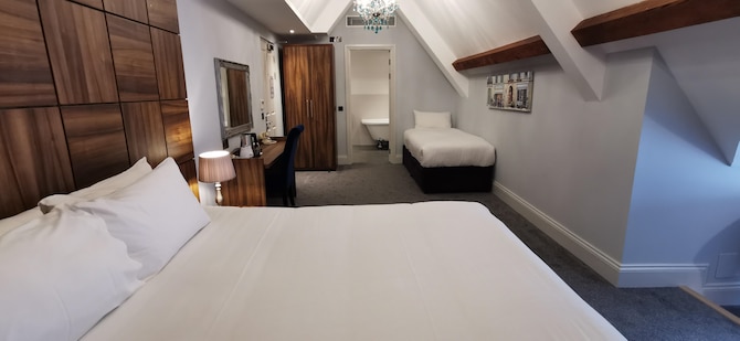Stanhill Court Hotel, a member of Radisson Individuals - Family Room
