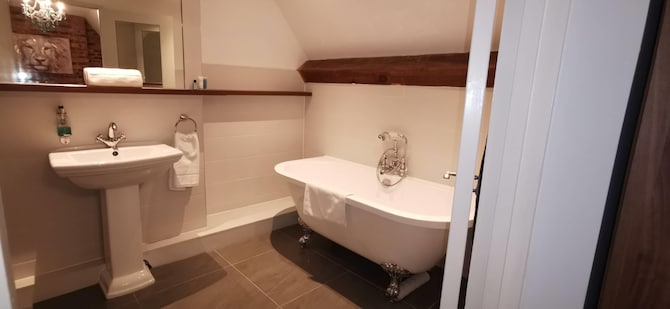 Stanhill Court Hotel, a member of Radisson Individuals - Junior Suite bath