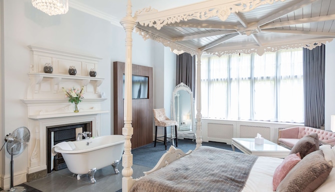 Stanhill Court Hotel, a member of Radisson Individuals - Junior Suite