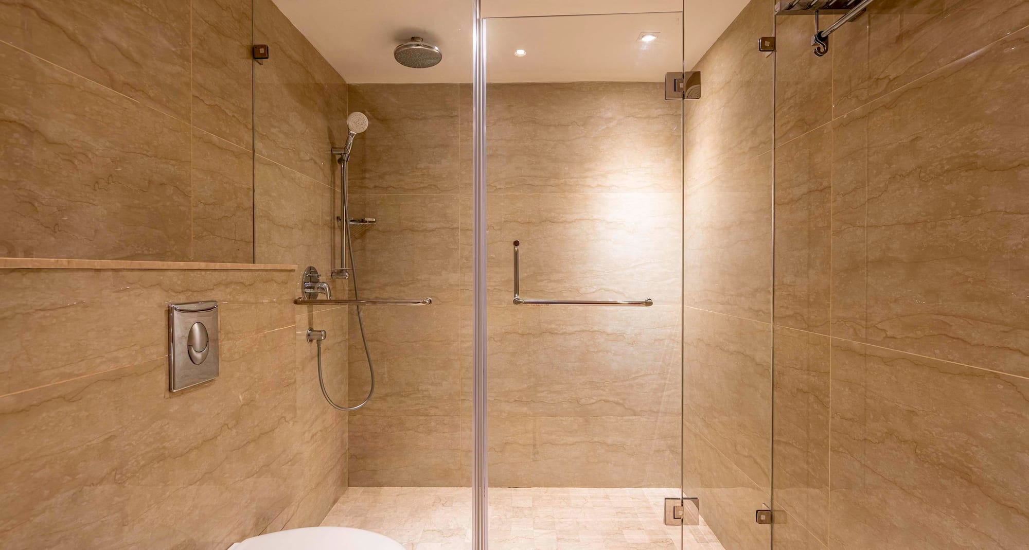 Svelte Delhi, a member of Radisson individuals - Premium Room Bathroom