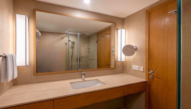 Svelte Delhi, a member of Radisson individuals - Executive Suite Bathroom