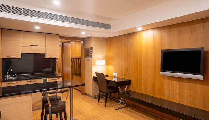 Svelte Delhi, a member of Radisson individuals - Living Area of Executive Suite Kitchenette King
