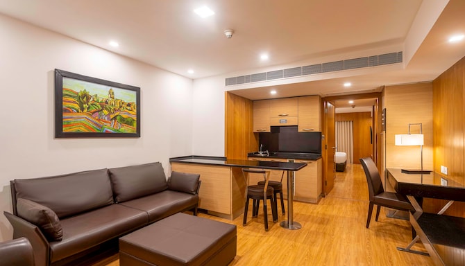 Svelte Delhi, a member of Radisson individuals - Living Area of Executive Suite King