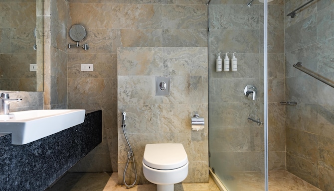 Temple Tree Hotel Shirdi, a member of Radisson Individuals - Deluxe room bathroom