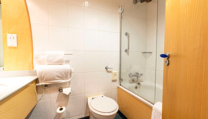 The Bolton Stadium Hotel, a member of Radisson Individuals - Pitch View - Bathroom