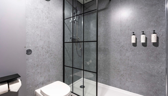 The Bolton Stadium Hotel, a member of Radisson Individuals - Superior Room Bath