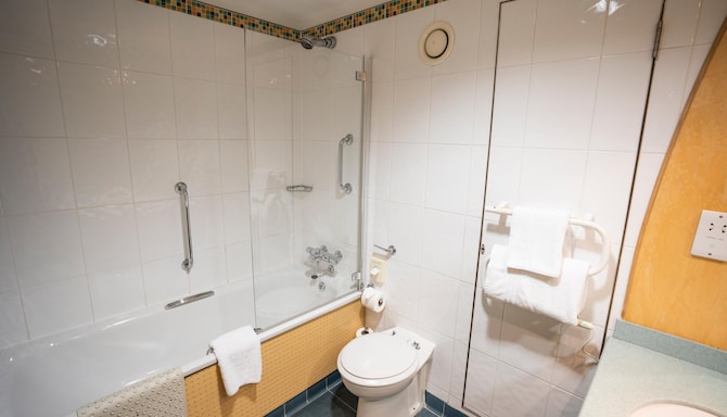 The Bolton Stadium Hotel, a member of Radisson Individuals - Superior Room Bath