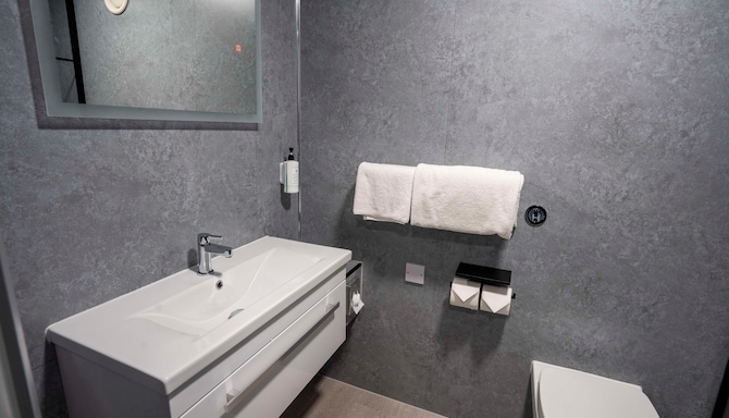 The Bolton Stadium Hotel, a member of Radisson Individuals - Standard Bathroom