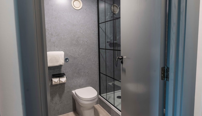 The Bolton Stadium Hotel, a member of Radisson Individuals - Standard Bathroom