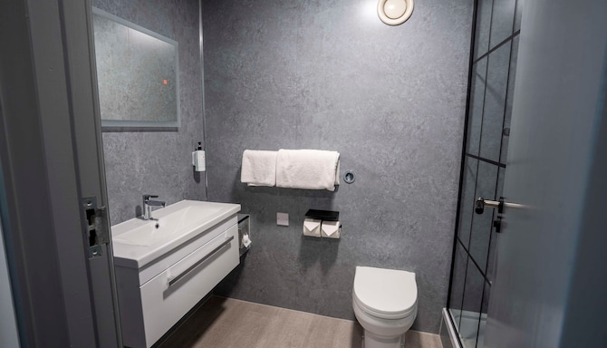 The Bolton Stadium Hotel, a member of Radisson Individuals - Standard Bathroom