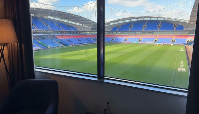 The Bolton Stadium Hotel, a member of Radisson Individuals - Superior Pitch View Room
