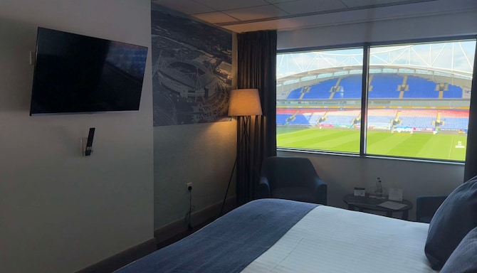 The Bolton Stadium Hotel, a member of Radisson Individuals - Superior Pitch View Room