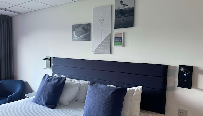 The Bolton Stadium Hotel, a member of Radisson Individuals - Superior Pitch View Room