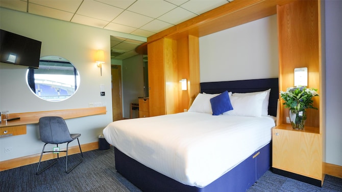 The Bolton Stadium Hotel, a member of Radisson Individuals - Standard Room – Pitch View