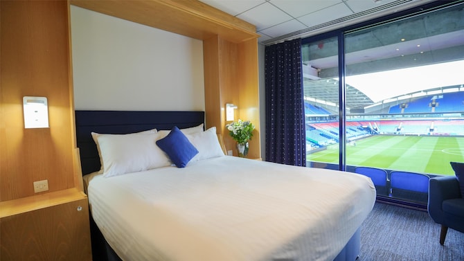 The Bolton Stadium Hotel, a member of Radisson Individuals - Standard Room – Pitch View