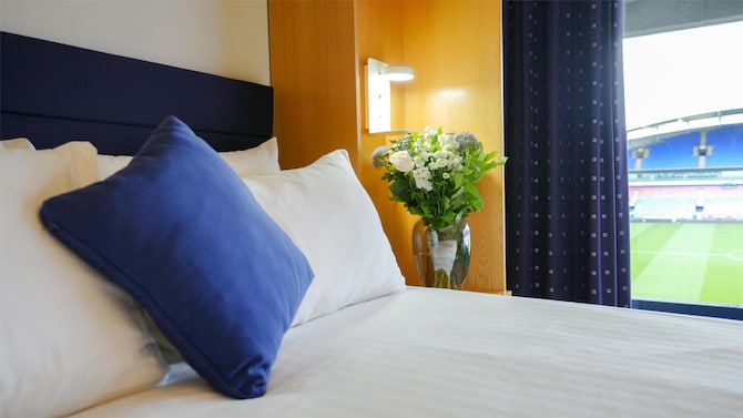 The Bolton Stadium Hotel, a member of Radisson Individuals - Standard Room – Pitch View