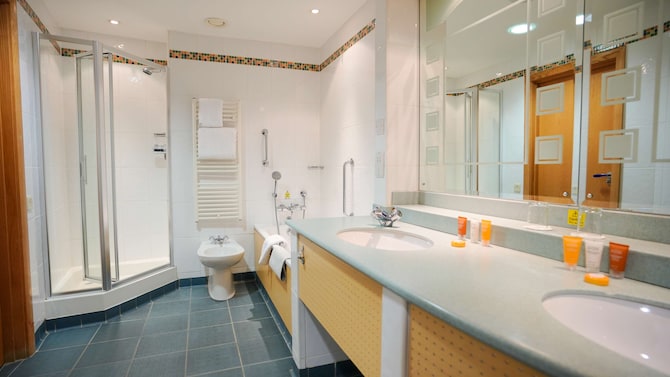 The Bolton Stadium Hotel, a member of Radisson Individuals - Penthouse Bathroom