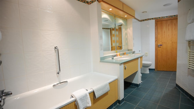 The Bolton Stadium Hotel, a member of Radisson Individuals - Penthouse Bathroom