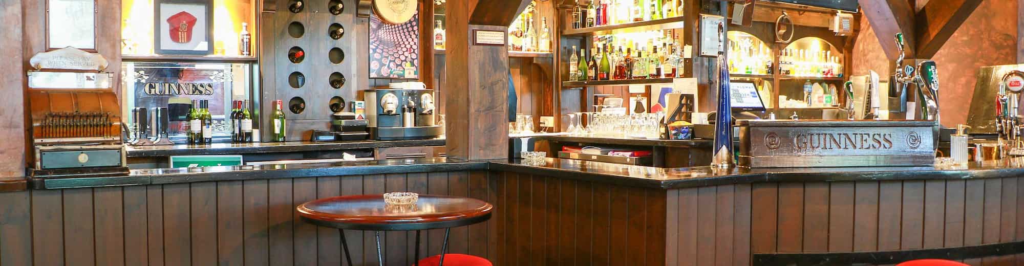 The Diplomat Radisson Blu Hotel, Residence & Spa, Manama - Fiddlers Green Bar
