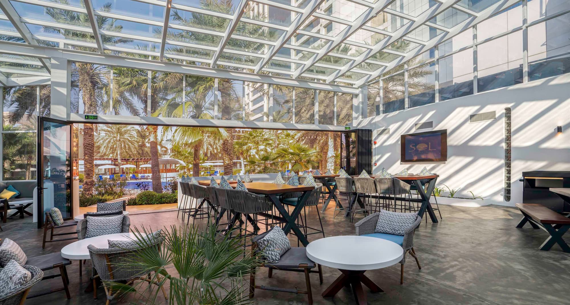 The Diplomat Radisson Blu Hotel, Residence and Spa, Manama - SOL Lounge Restaurant Interior